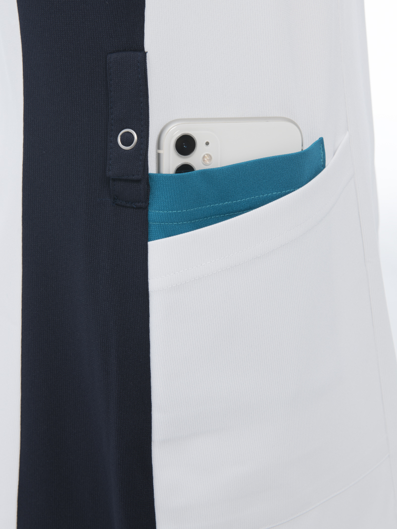 右腰の内側ポケットにはスマートフォン収納可能。